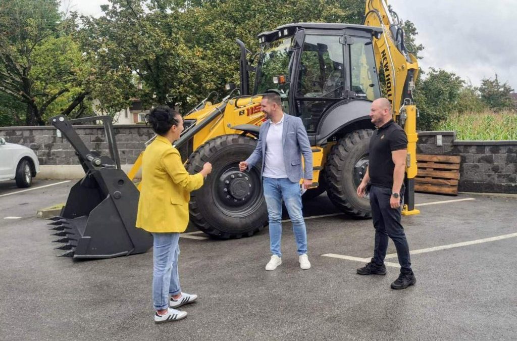 Dodatno opremljen vozni park za obavljanje komunalnih djelatnosti – stigao i rovokopač